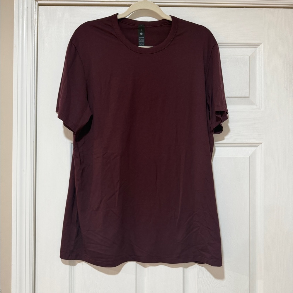 MEN’S LULULEMON BURGUNDY TSHIRT - L
